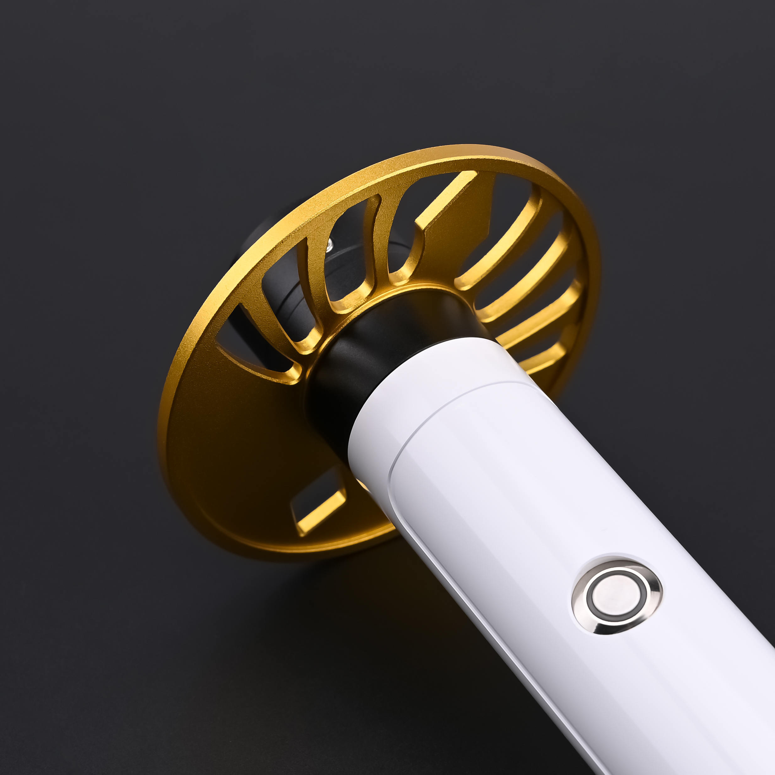 Tsuba – originalt produktfoto på mørk baggrund